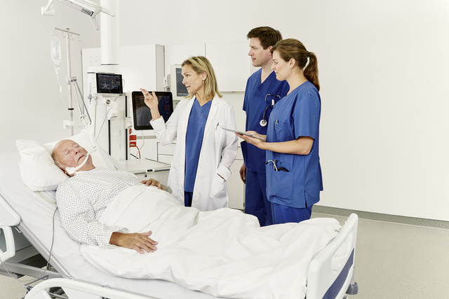 Doctors with patient, advanced hemodynamic monitoring 